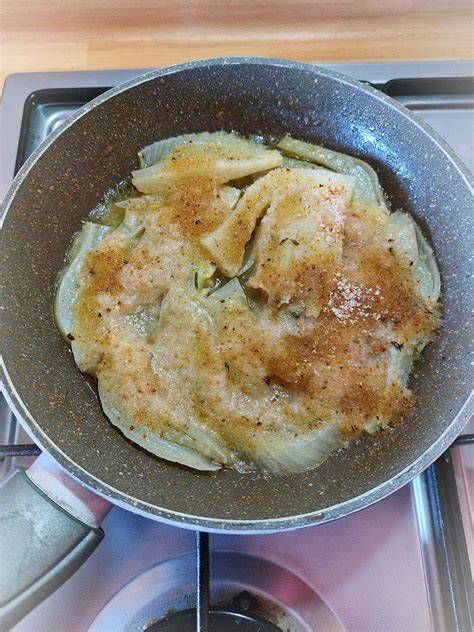 Piatto di finocchi in padella con erbe aromatiche