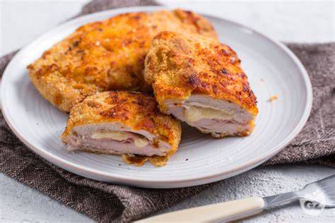 Cordon bleu dorati e croccanti appena sfornati dalla friggitrice ad aria