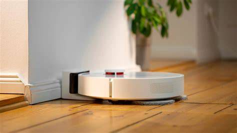 Robot aspirapolvere sotto un mobile basso