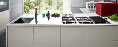 Esempio di lavello moderno integrato e piano cottura