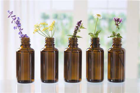 Varie boccette di oli essenziali naturali