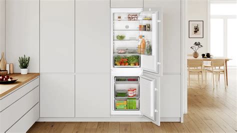 Interno di un frigorifero combinato da incasso con ripiani regolabili e vani speciali