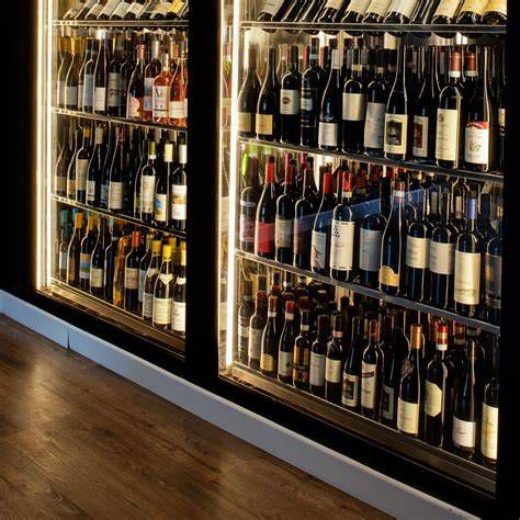 dettaglio di una vetrina espositiva per vini e bevande in un ambiente professionale