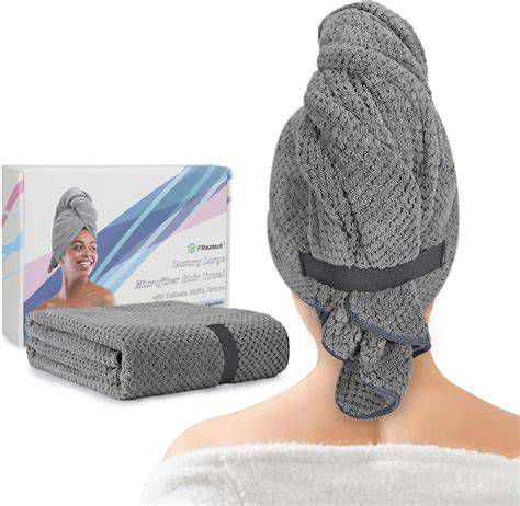 Tamponare i capelli con asciugamano in microfibra