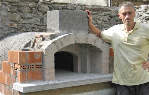Costruzione della base in calcestruzzo per forno esterno