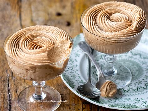 Coppette di mousse al caffè appena preparata