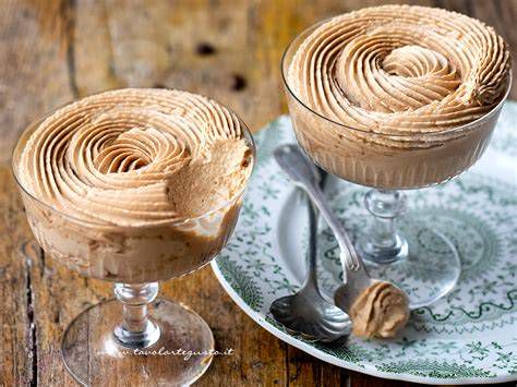 Ingredienti principali per la mousse al caffè: caffè solubile, acqua ghiacciata, zucchero