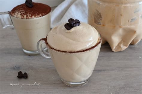 Frullatore a immersione in azione con crema al caffè