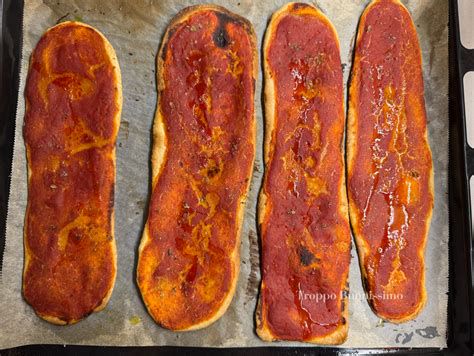 Lingue di pizza che cuociono nella friggitrice ad aria