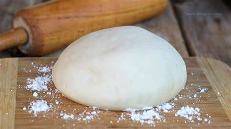 Impasto senza glutine steso per lingue di pizza
