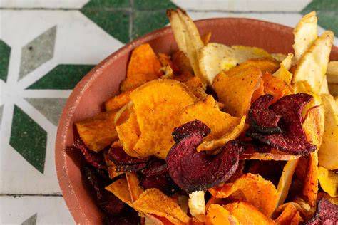 Chips di verdure miste in una ciotola