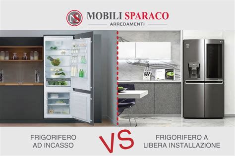 Frigorifero a libera installazione moderno in una cucina