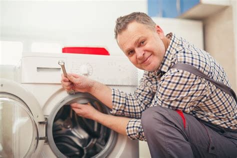 Tecnico specializzato che ripara una lavatrice