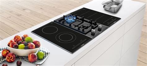 confronto tra piano cottura a induzione e a gas in una cucina moderna
