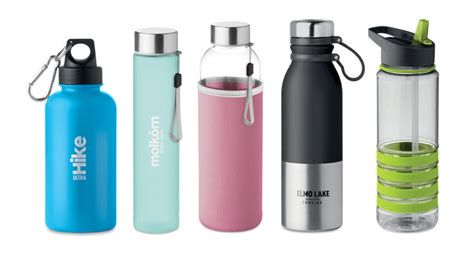 Diversi tipi di borracce riutilizzabili (vetro, acciaio, plastica rigida)