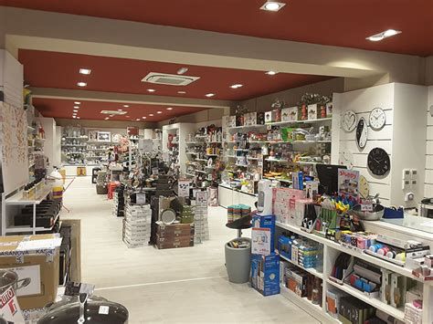 Interno negozio Ares con esposizione prodotti e ricambi