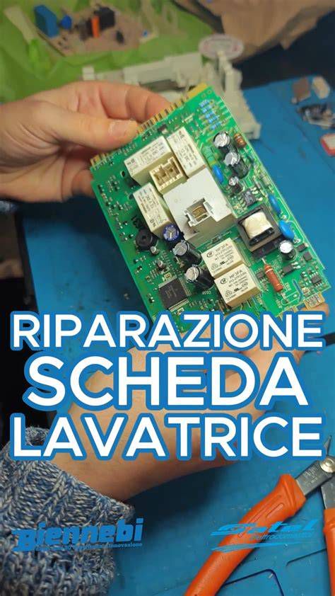 Tecnico che ripara un piccolo elettrodomestico