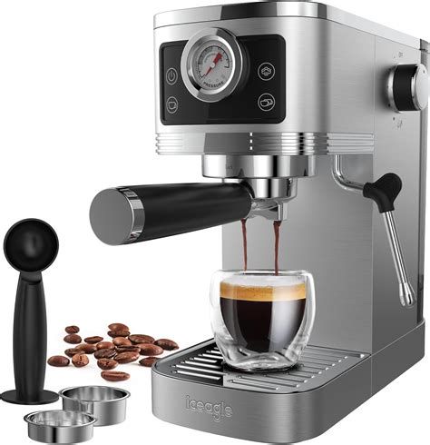 Macchina da caffè con braccetto e montalatte