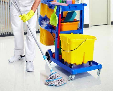 Magazzino rifornito con prodotti per la pulizia professionale e macchinari industriali