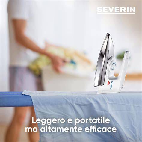 Persona che svuota il serbatoio del ferro da stiro