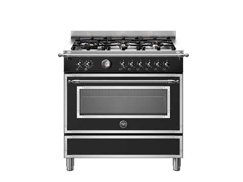 Piano cottura Bertazzoni Serie Heritage in ambiente cucina classico