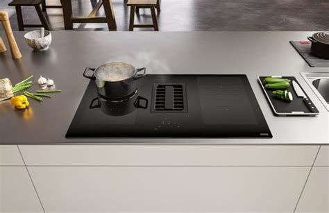 Piano cottura a induzione Bertazzoni con cappa integrata e tecnologia multi-zona