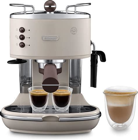Macchina da caffè a cialde con tazza di espresso fumante