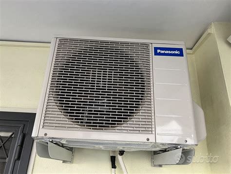 Unità esterna compatta Panasonic su un balcone
