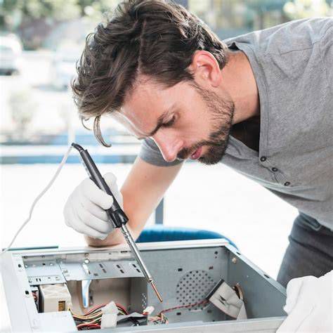 Tecnico che ripara un forno Smeg