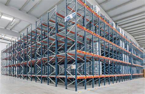 Magazzino moderno con scaffalature piene di ricambi originali per elettrodomestici