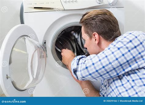 Tecnico specializzato che ripara un'asciugatrice Electrolux