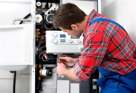 tecnico specializzato al lavoro su caldaia