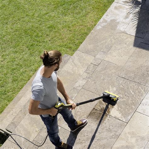 Utilizzo di un pulitore elettrico per superfici in legno su terrazzo