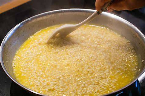 confronto tra pentola alta e padella per risotto