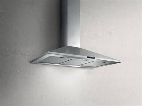 Cappa Elica Missy in acciaio inox montata a parete in una cucina moderna