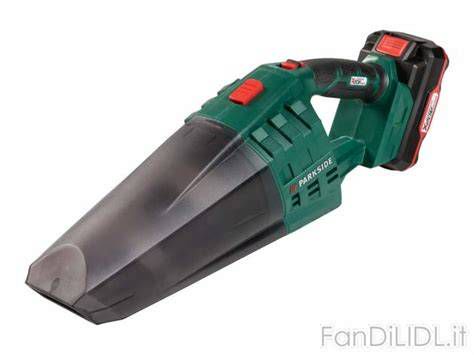 Aspirapolvere portatile Parkside in uso per pulire una superficie