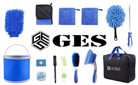 Kit di prodotti e attrezzi necessari per la pulizia degli interni dell'auto