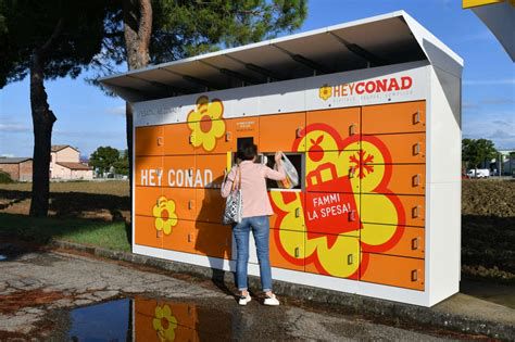 Locker per il ritiro della spesa con logo Conad