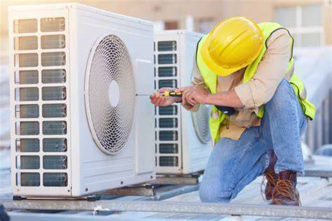 Tecnico specializzato che effettua riparazione su un condizionatore domestico