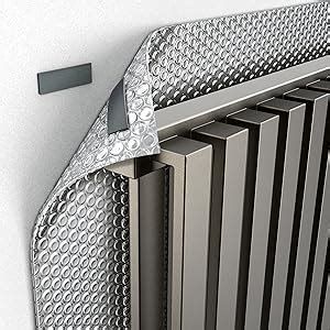 Pannello isolante termoriflettente installato dietro un termosifone