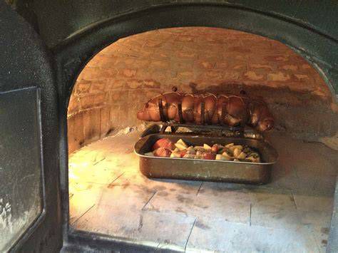 Arrosto di carne cotto nel forno a legna