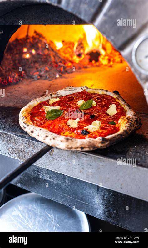 Pizza margherita appena sfornata dal forno a legna