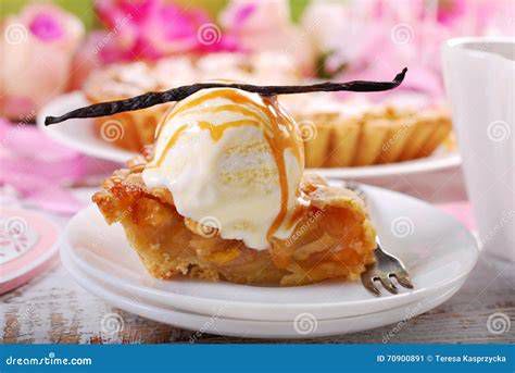 Fetta di crostata di mele servita con gelato alla vaniglia