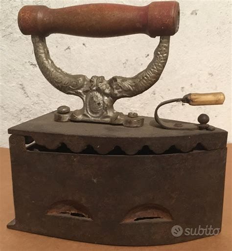 vecchio ferro da stiro trasformato in vaso per piante