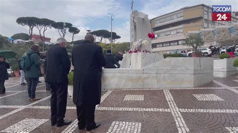 Fedeli in preghiera davanti al Policlinico Gemelli