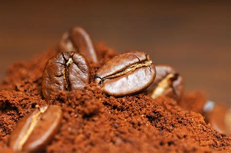 Caffè in grani di alta qualità pronto per essere macinato