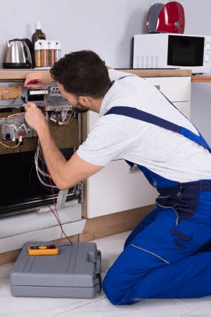 Tecnico esperto che ripara un elettrodomestico fuori garanzia a domicilio