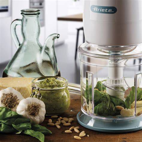 Tritatutto in azione con vari ingredienti