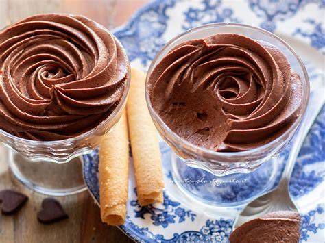 Coppette di mousse al cioccolato guarnite
