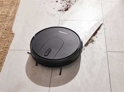 Un aspirapolvere robot che pulisce il pavimento di una casa moderna